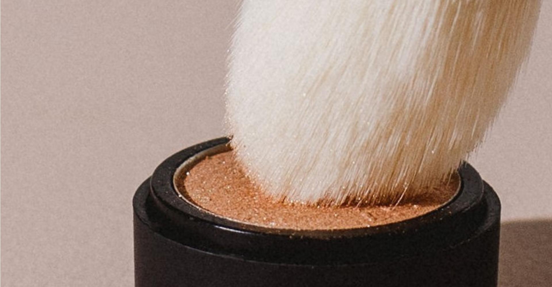 EasyGlow Contour brush in colour cap