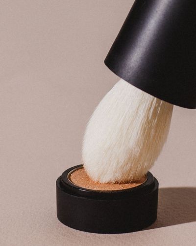 EasyGlow Contour brush in colour cap